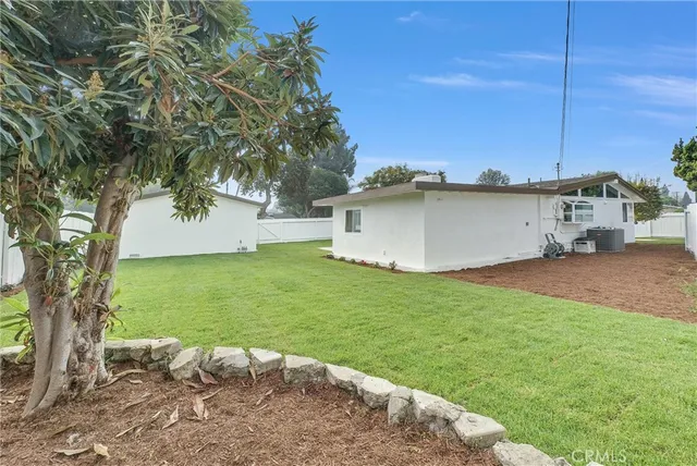 a view of a backyard