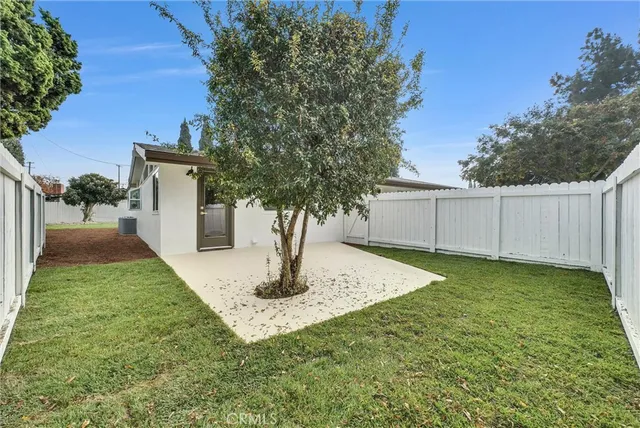 a view of a house with backyard