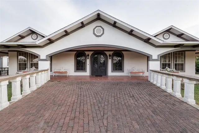 a view of entryway with a front door