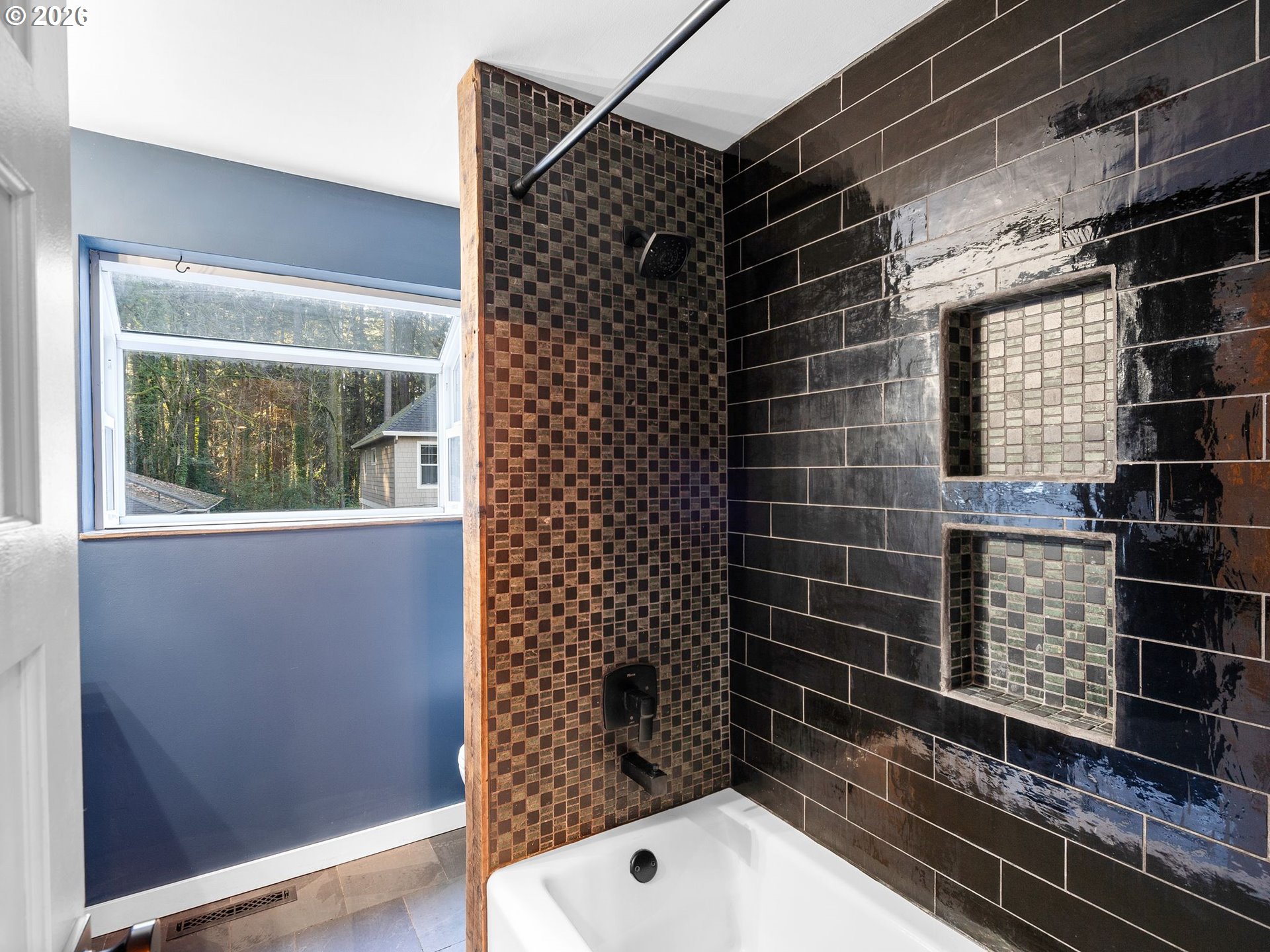 9208 Southwest 44th Avenue Portland, OR 97219 - Photo 13 of 28