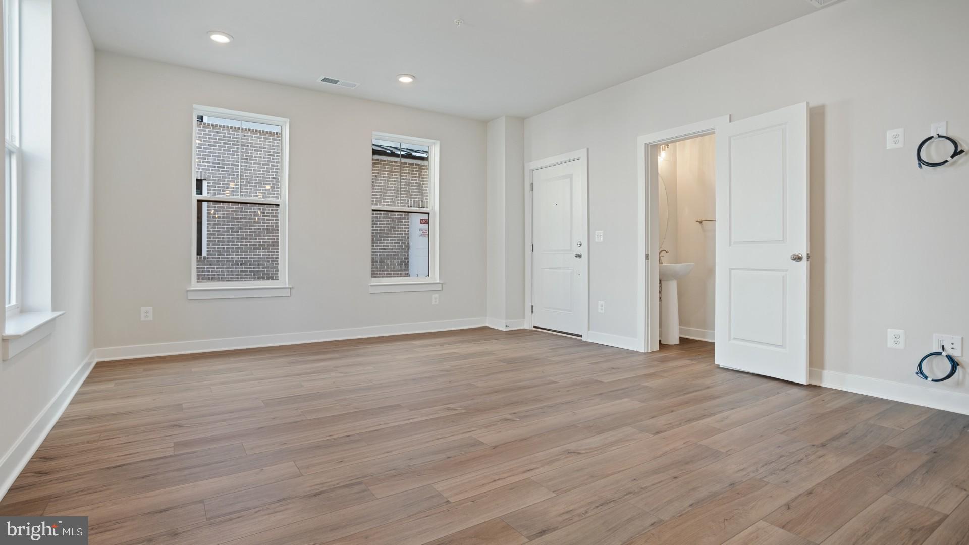 45162 Drowes Terrace Sterling, VA 20166 - Photo 5 of 15