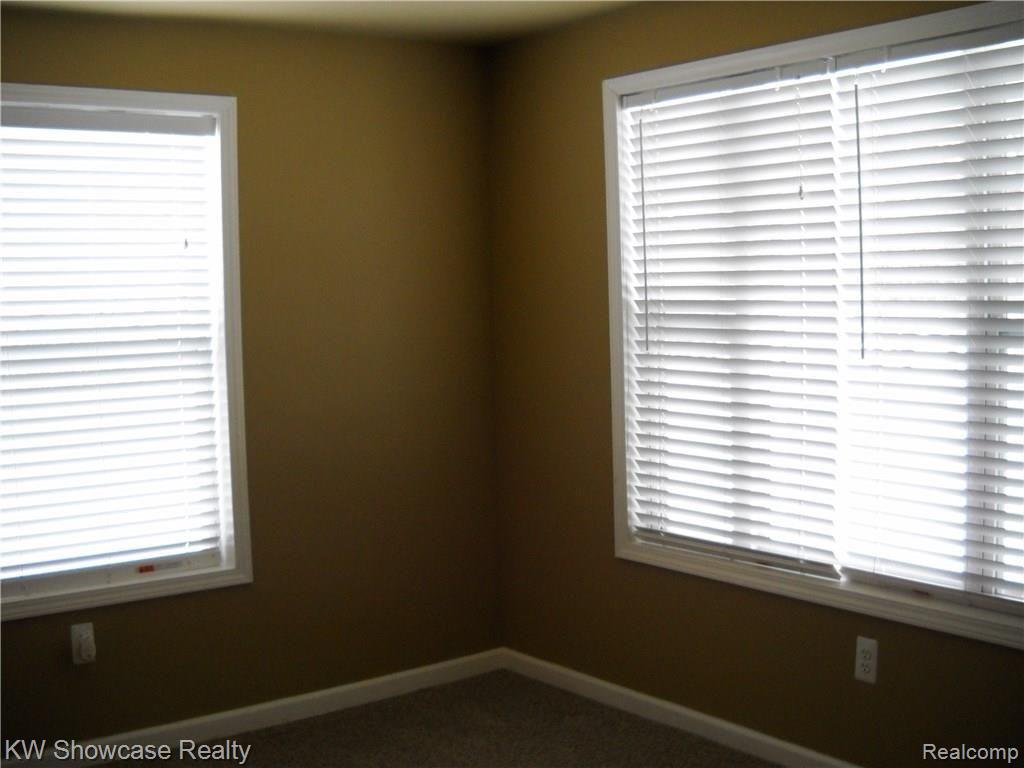 5437 Westview Road Clarkston, MI 48346 - Photo 8 of 14 2011-01-24 Living Room.jpg