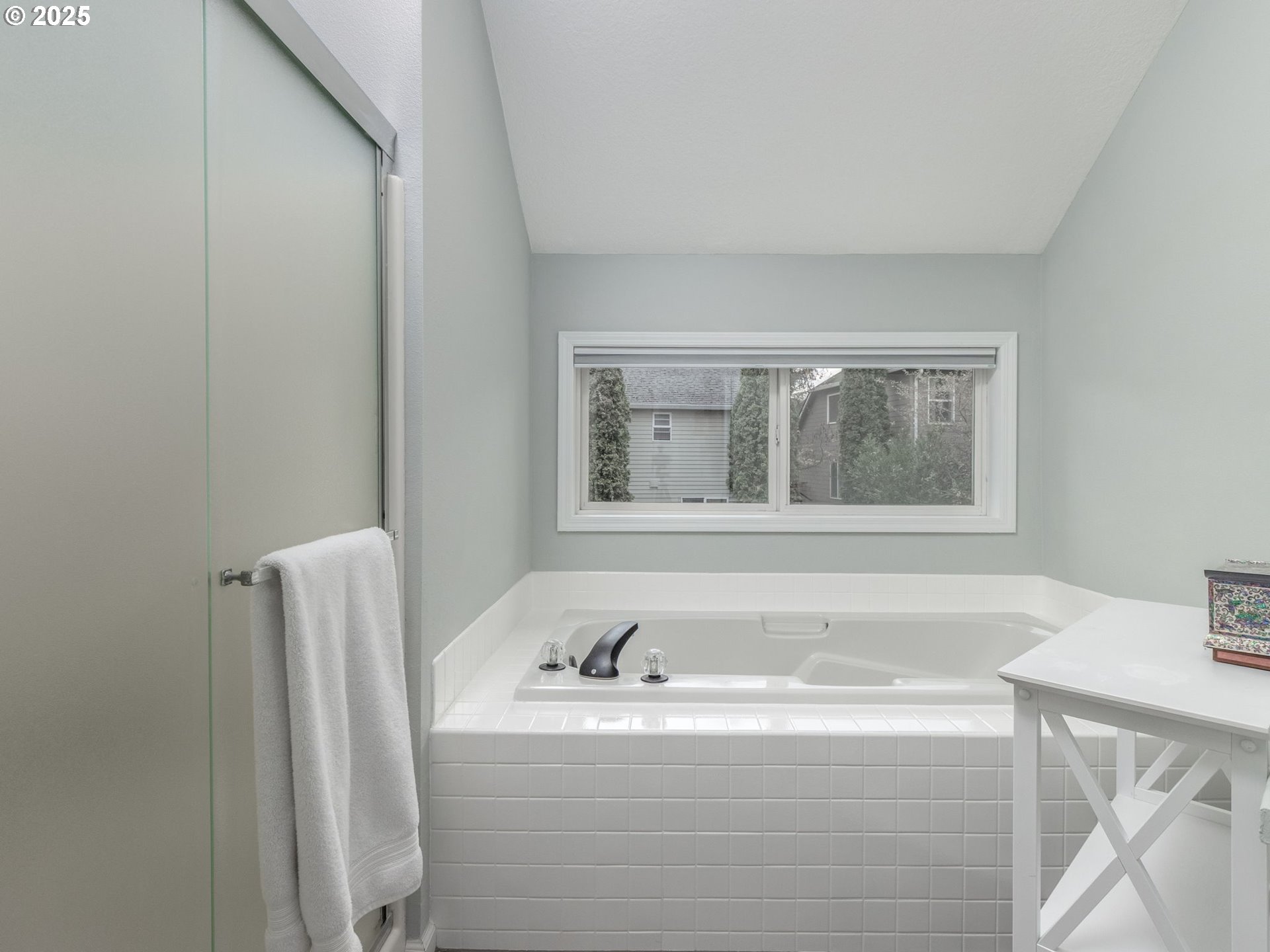 14140 Southwest Chehalem Court Tigard, OR 97223 - Photo 20 of 30 a bathroom with a tub and a window