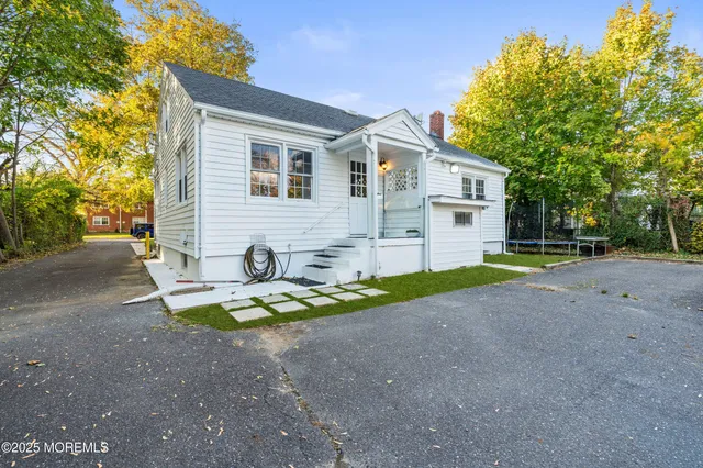 a view of a backyard