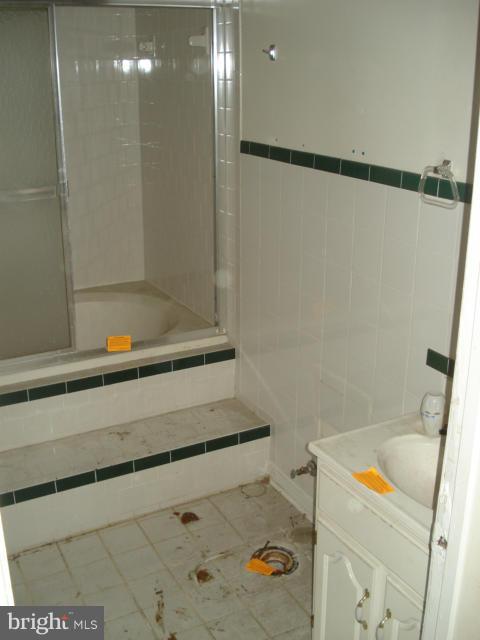 3910 Reisterstown Road Baltimore, MD 21215 - Photo 8 of 11 Bath