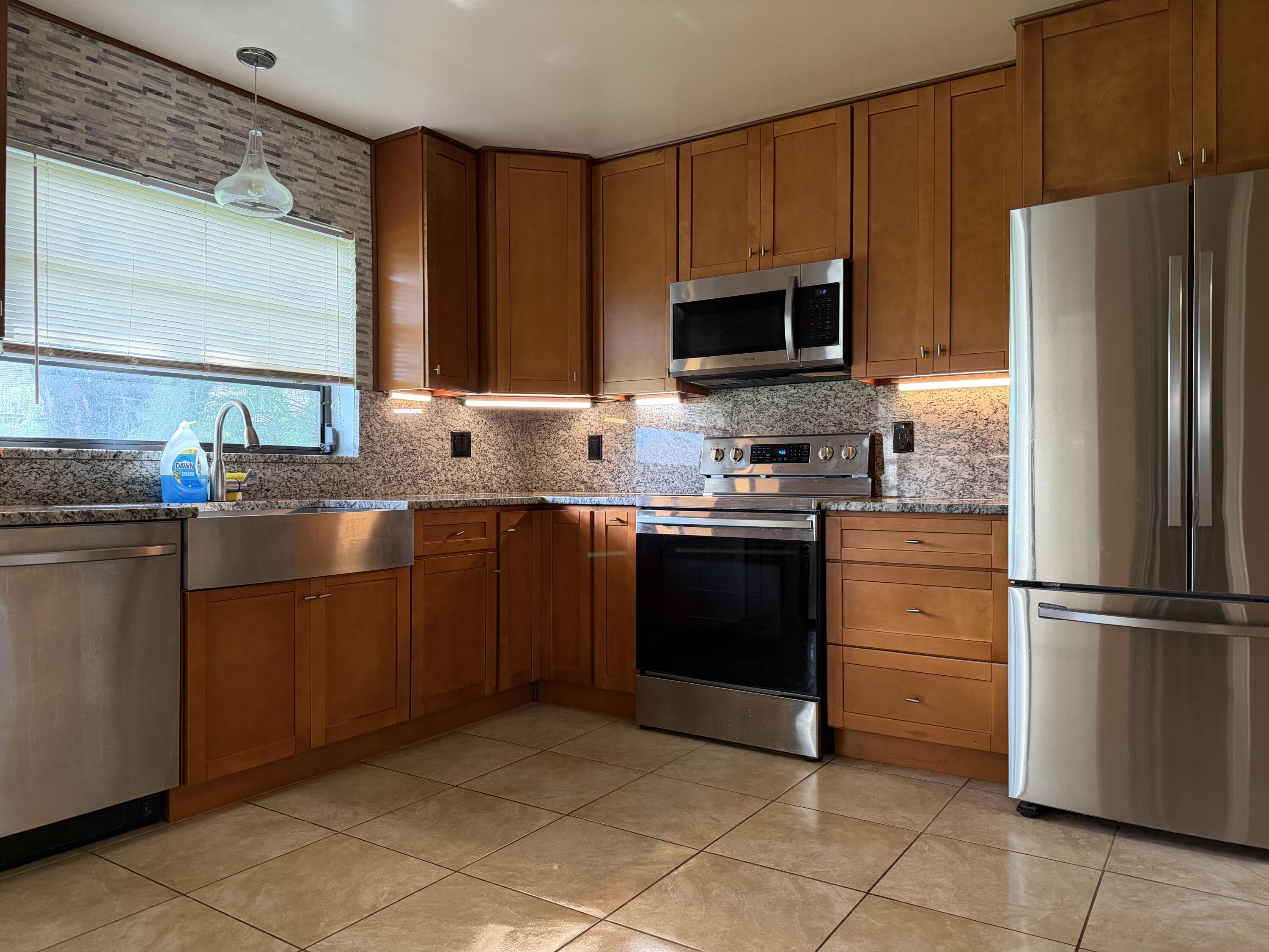 4916 Eaglewood Road, Unit A Boynton Beach, FL 33436 - Photo 2 of 35 Kitchen