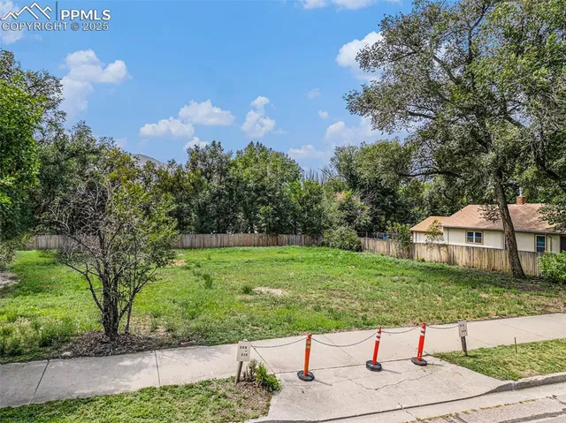 a view of a backyard