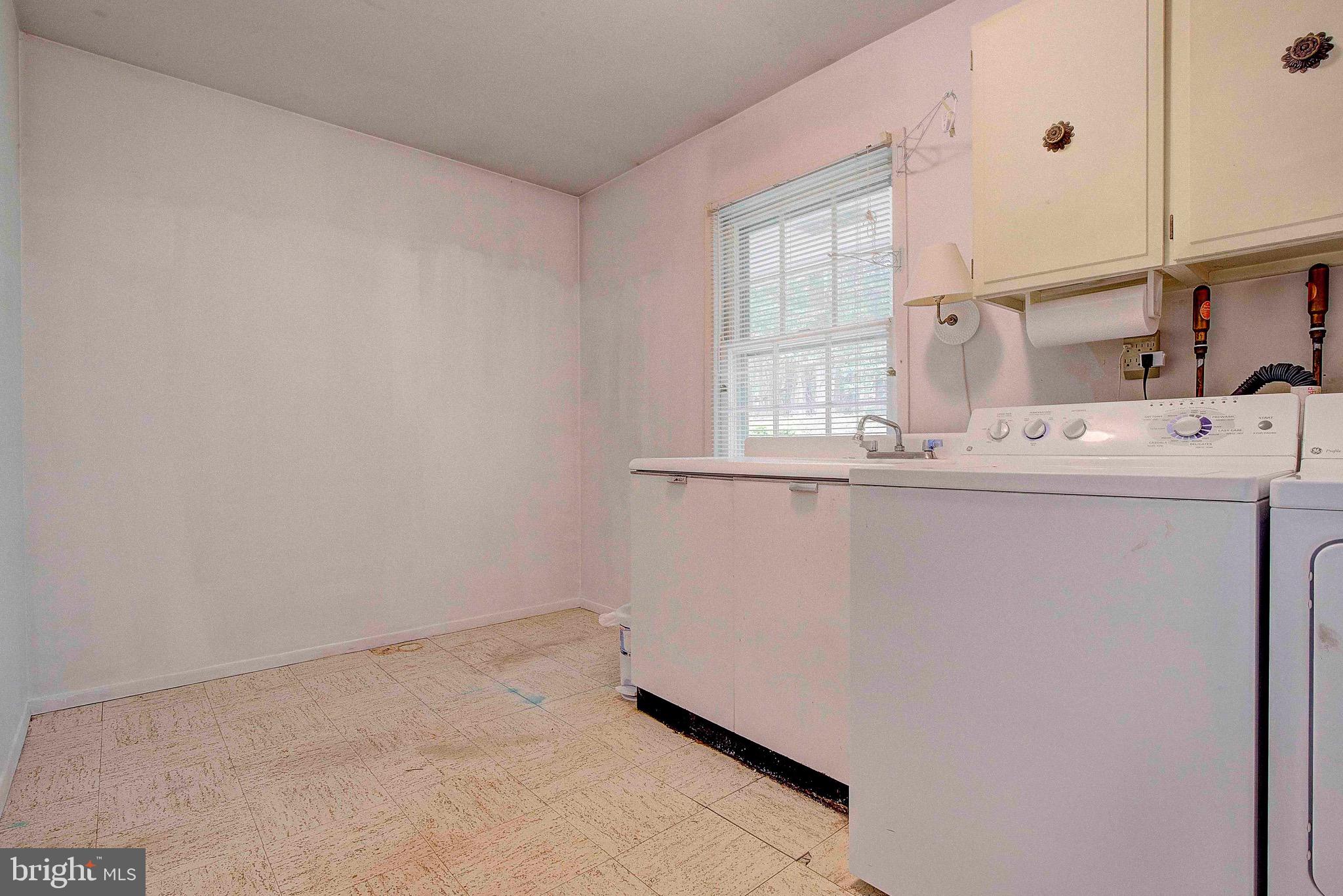 8705 Crestmont Lane Laurel, MD 20708 - Photo 15 of 31 Laundry/mud room off garage