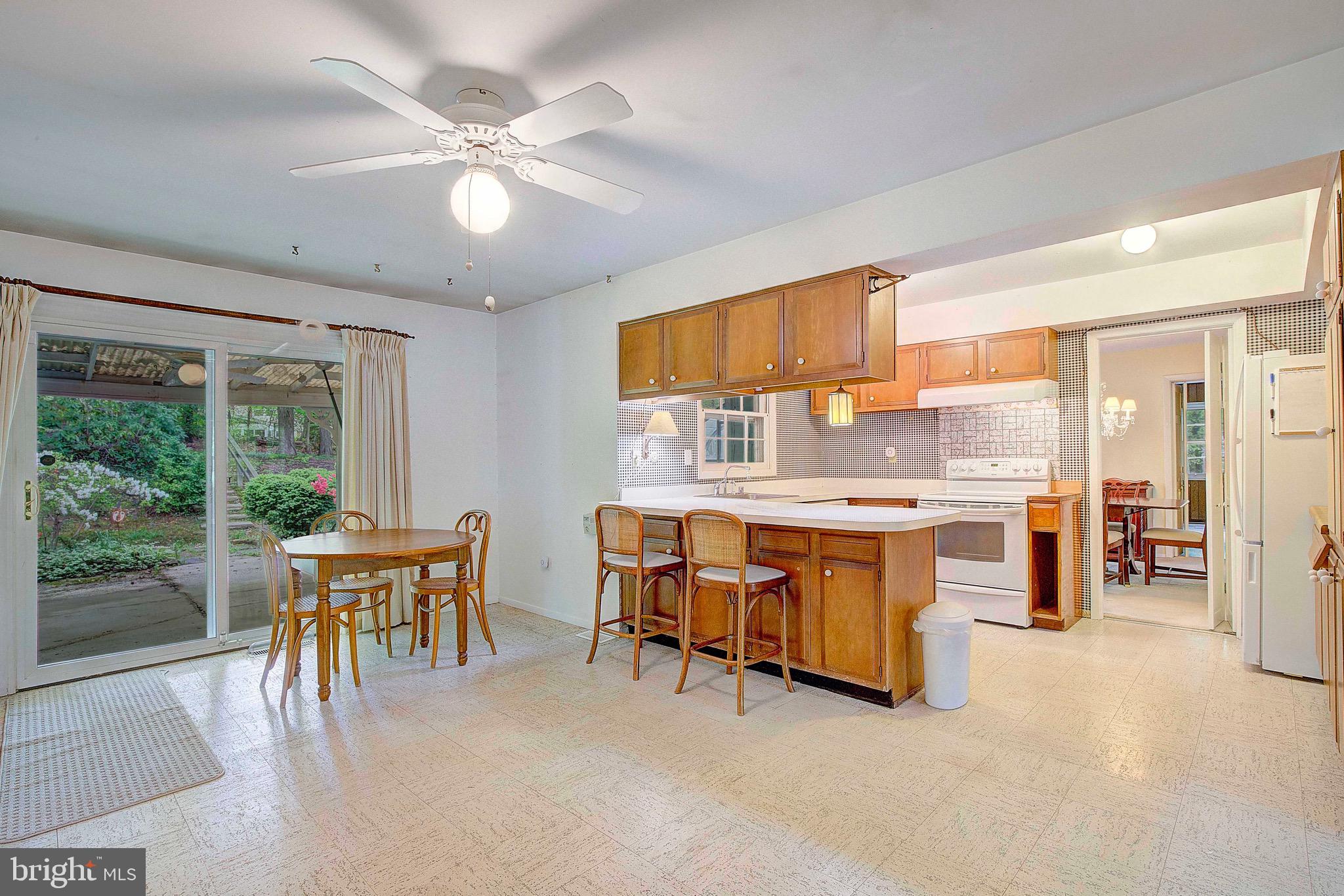 8705 Crestmont Lane Laurel, MD 20708 - Photo 2 of 31 Eat in kitchen