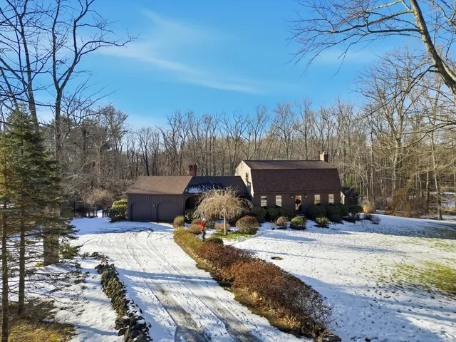 a view of backyard with a barn