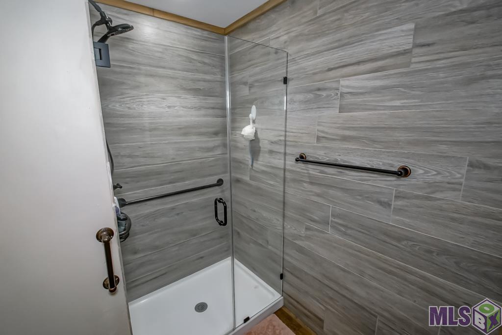 22343 Highway 22 Maurepas, LA 70449 - Photo 16 of 41 Extra large Shower