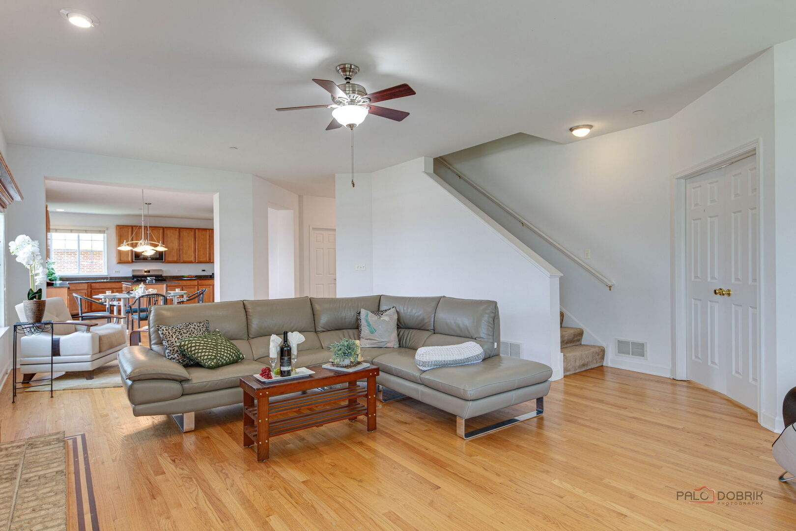 1330 Horizon Trail Wheeling, IL 60090 - Photo 11 of 39 a living room with furniture and a wooden floor