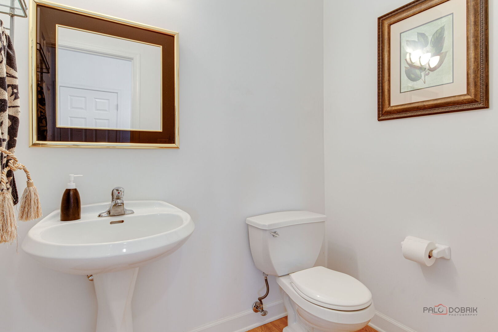 1330 Horizon Trail Wheeling, IL 60090 - Photo 20 of 39 a bathroom with a toilet a sink and mirror