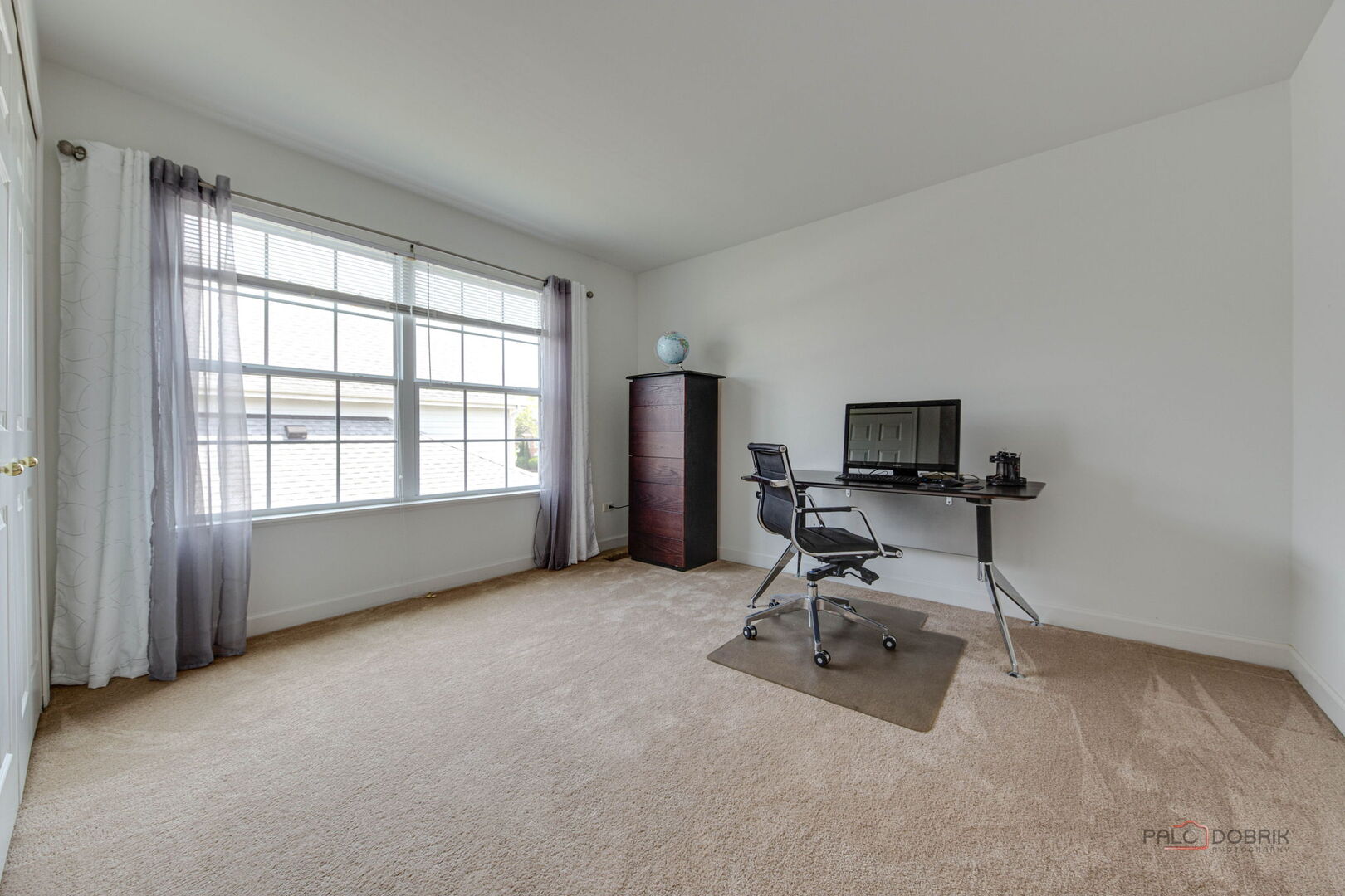 1330 Horizon Trail Wheeling, IL 60090 - Photo 31 of 39 a view of a livingroom with a flat screen tv and a window