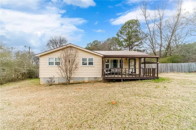a view of a house with a yard