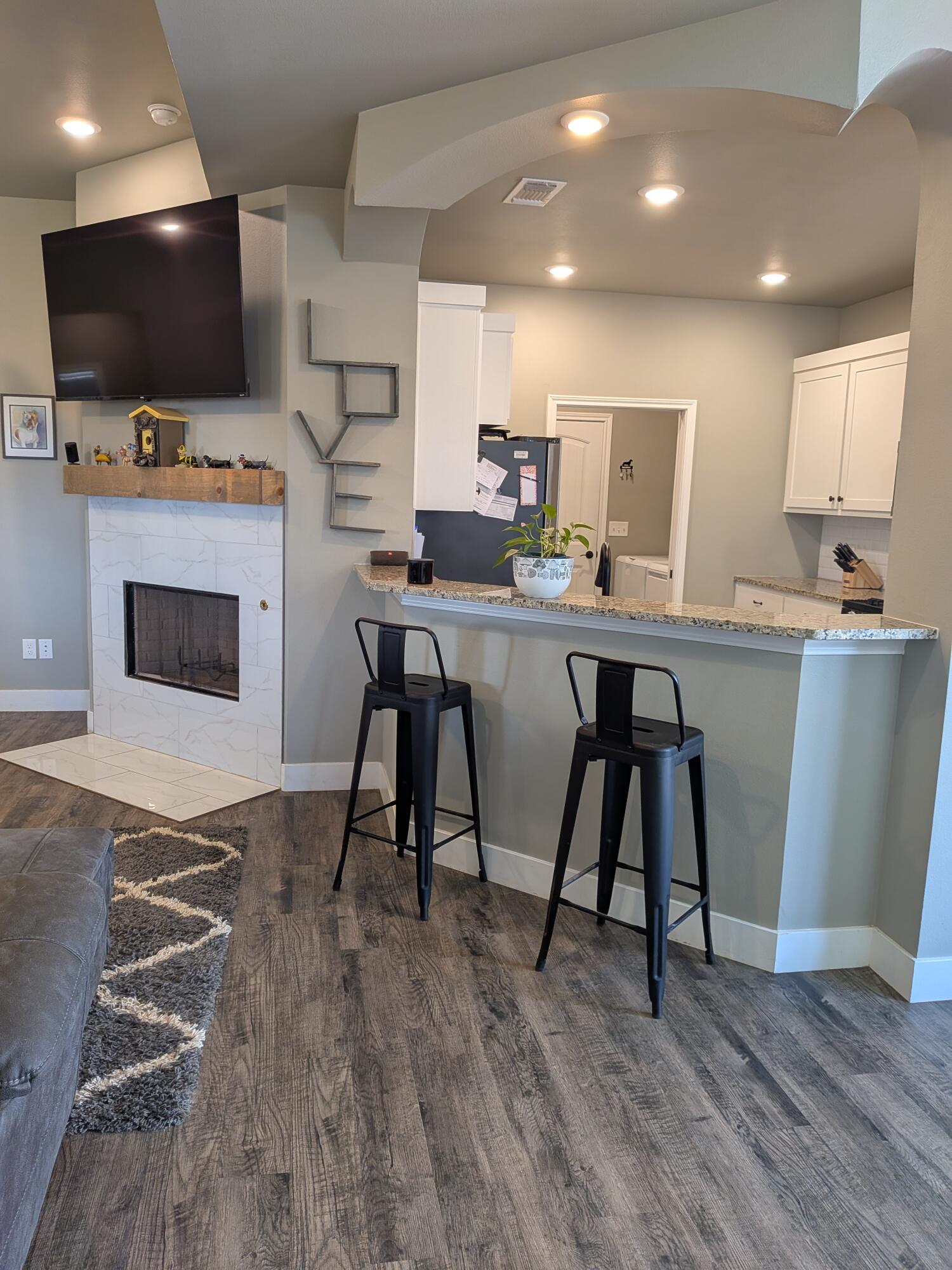 6913 18th Street Lubbock, TX 79416 - Photo 7 of 38 Kitchen bar
