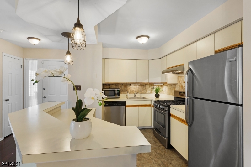 66 Sam Bonnell Drive Clinton, NJ 08809 - Photo 10 of 19