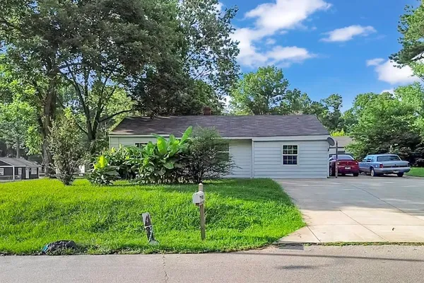 a view of a house with a yard