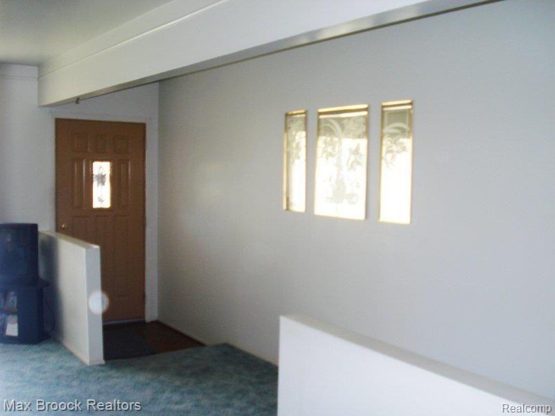 2563 Rhodes Drive Troy, MI 48083 - Photo 3 of 11 Front Hall