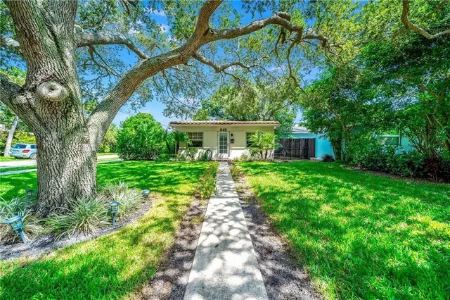 a view of a house with a yard