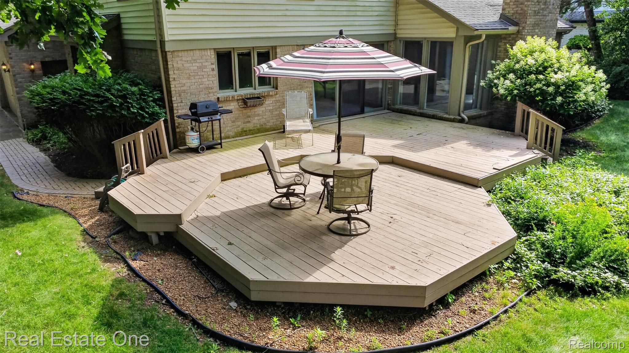 3400 Wedgewood Drive Rochester, MI 48306 - Photo 35 of 49 Multi-level wood deck featuring a hexagonal platform