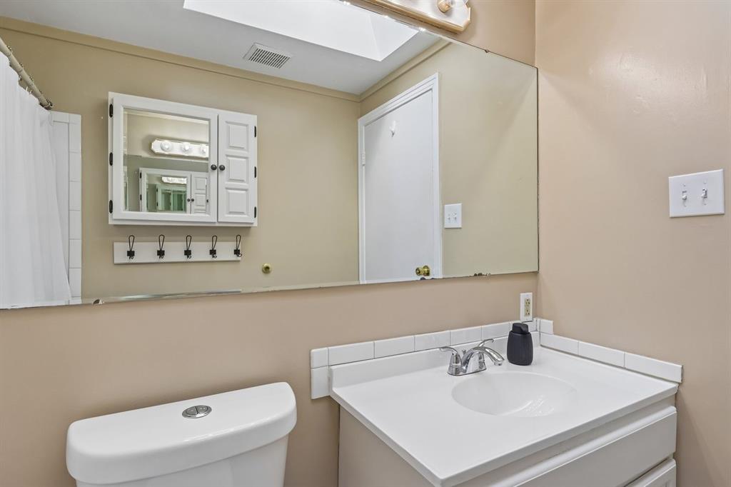 195 Parkedge Road Pittsburgh, PA 15220 - Photo 21 of 46 Hall Bathroom on Main