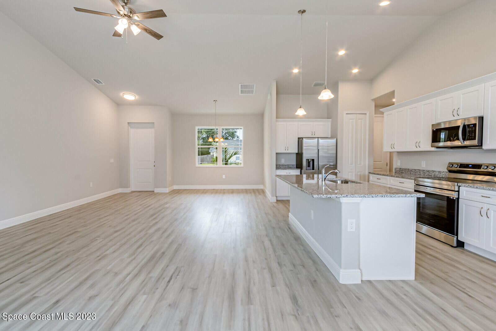 931 Thompson Road Southwest Palm Bay, FL 32908 - Photo 7 of 24 a large kitchen with granite countertop a large counter top and stainless steel appliances