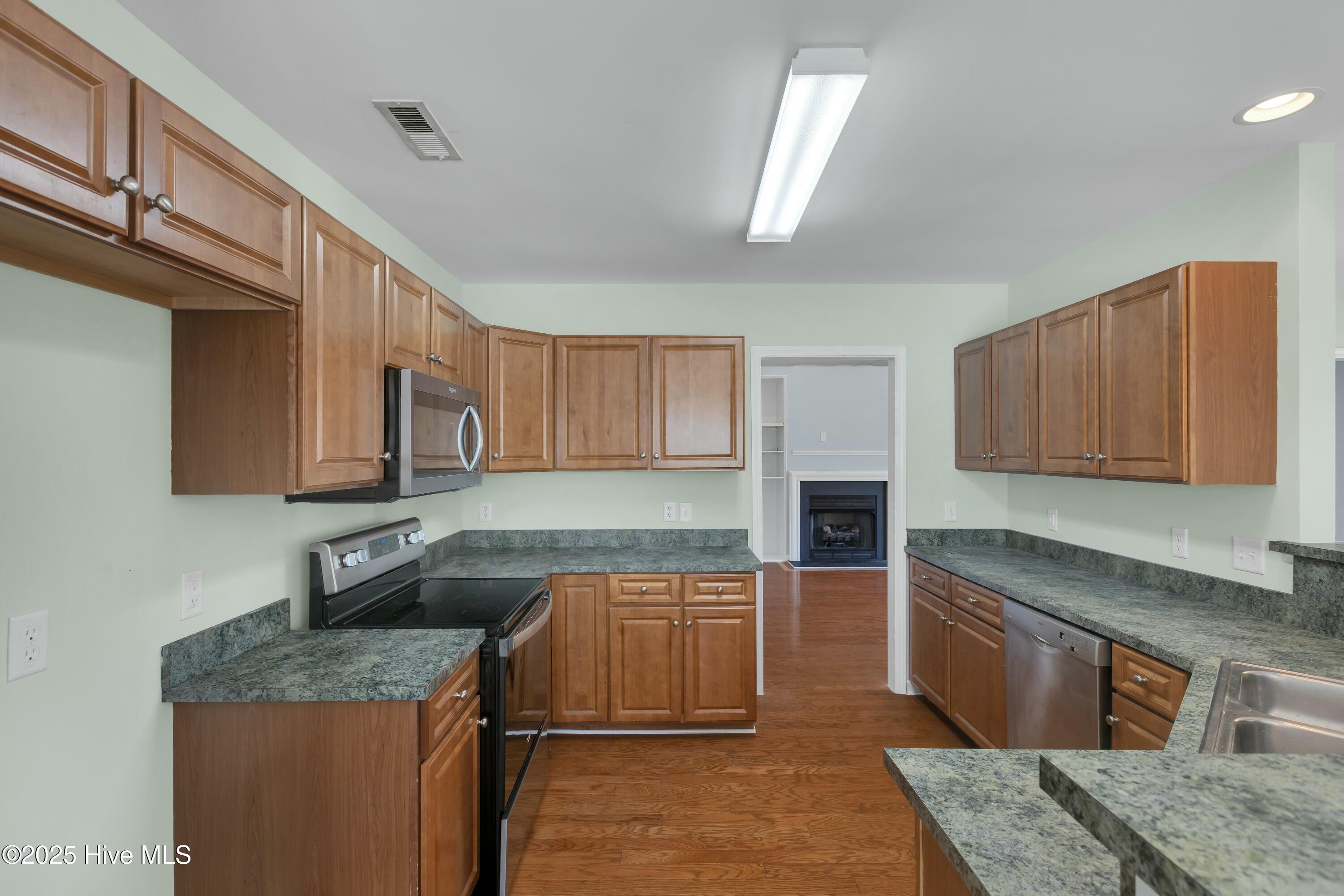 316 Emerald Ridge Drive Hampstead, NC 28443 - Photo 14 of 33 Kitchen