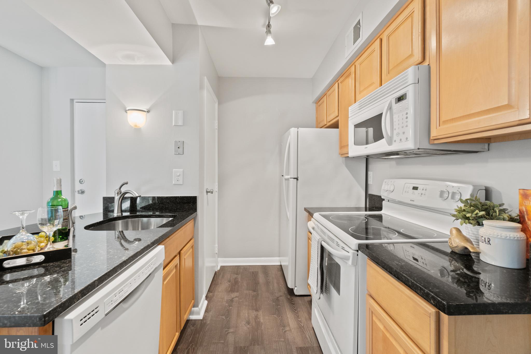 5803 Royal Ridge Drive, Unit F Springfield, VA 22152 - Photo 6 of 36 Kitchen