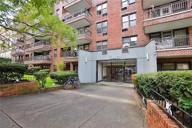 $375,000 | 540 Ocean Parkway, Unit 4H | Kensington