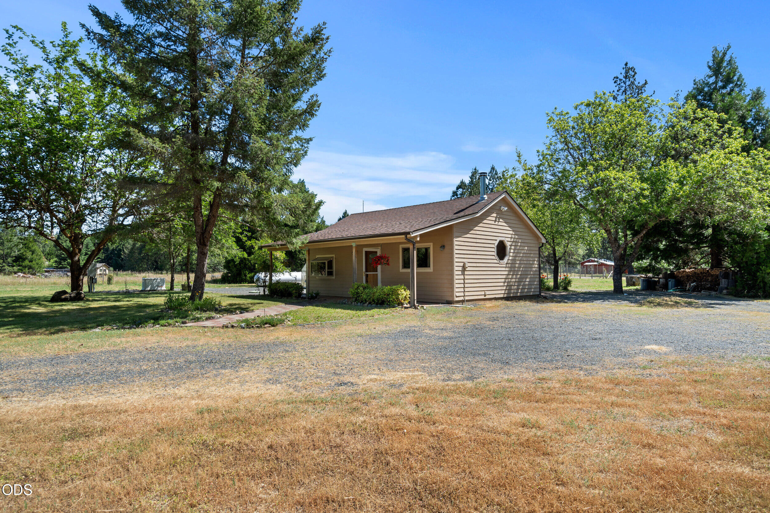 225 Hummingbird Road Cave Junction, OR 97523 - Photo 23 of 36 23_225 hummingbird rd-24