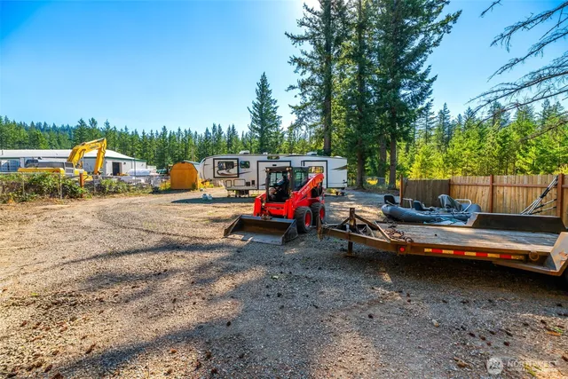 a view of a backyard