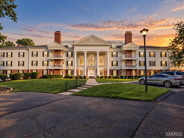 $300,000 | 2323 Manor Grove Drive, Unit 18, Chesterfield, MO 63017