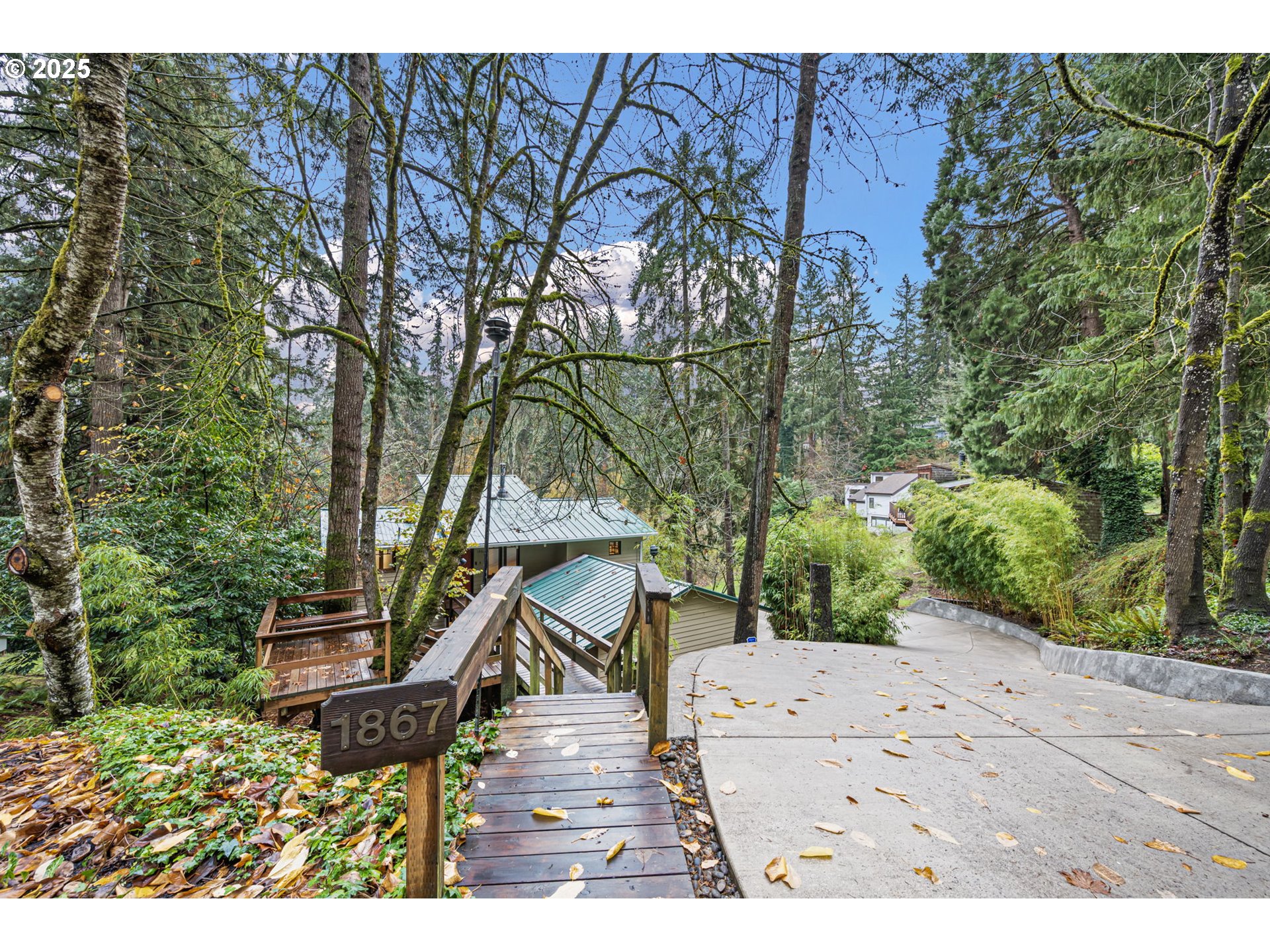 1867 Fircrest Drive Eugene, OR 97403 - Photo 2 of 48 a backyard of a house with lots of green space