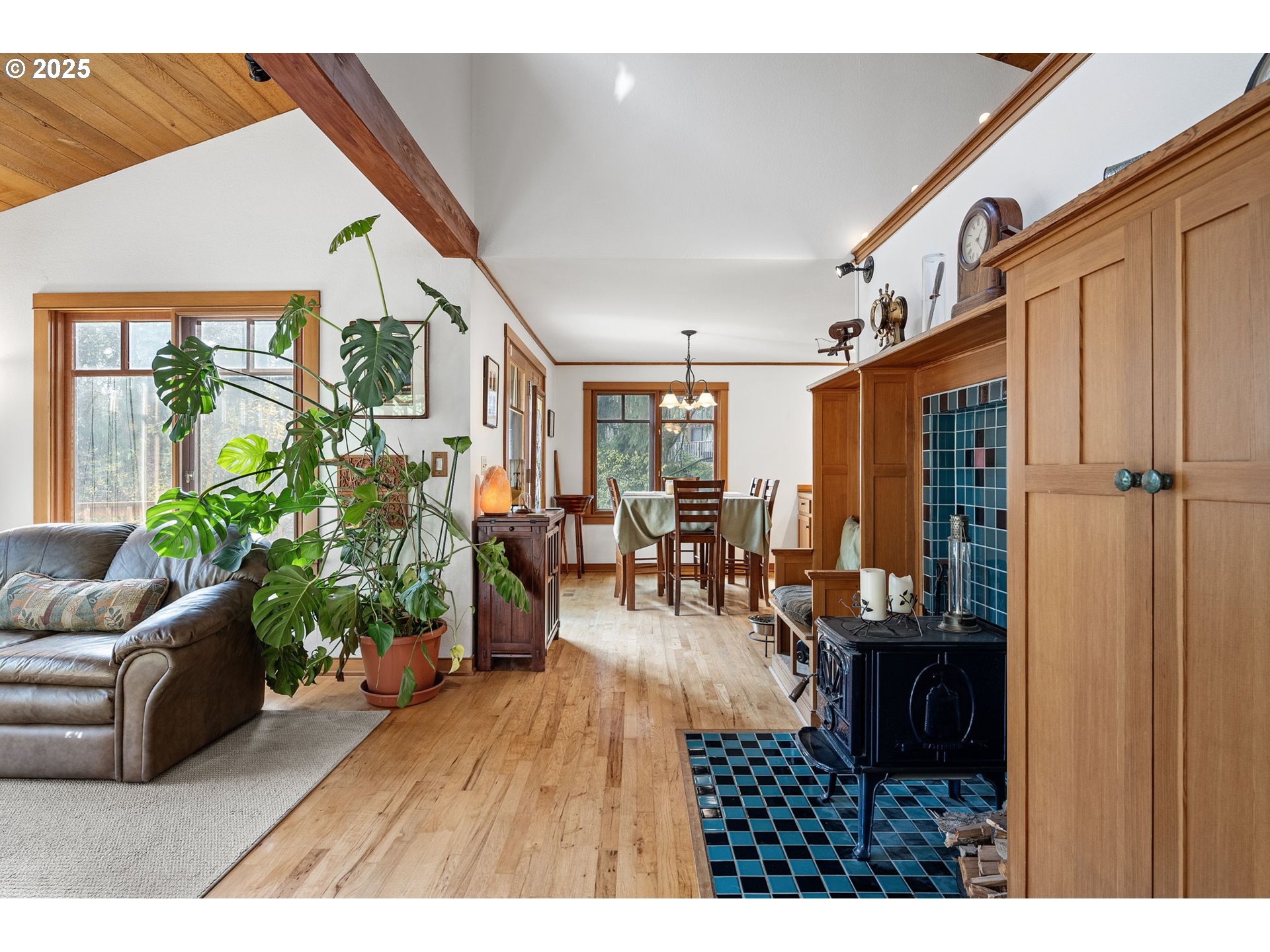 1867 Fircrest Drive Eugene, OR 97403 - Photo 10 of 48 a living room with furniture and a potted plant
