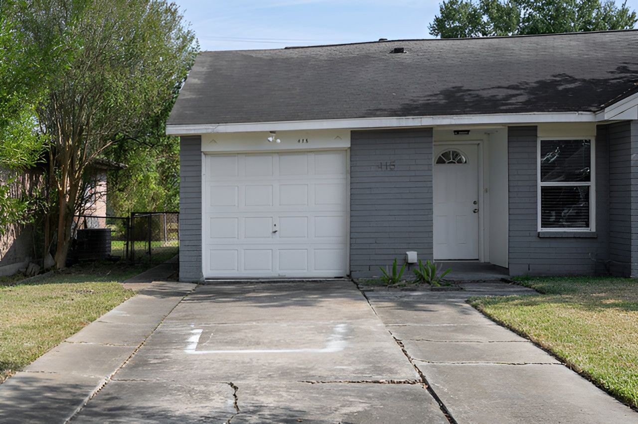 415 Bellmar Lane Friendswood, TX 77546 - Photo 3 of 34 a house with a outdoor space