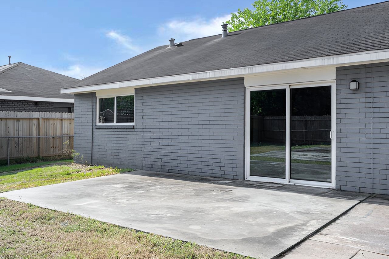 415 Bellmar Lane Friendswood, TX 77546 - Photo 33 of 34 a backyard of a house