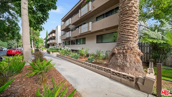 $2,695 | 7548 Hampton Avenue, Unit 205, West Hollywood, CA 90046