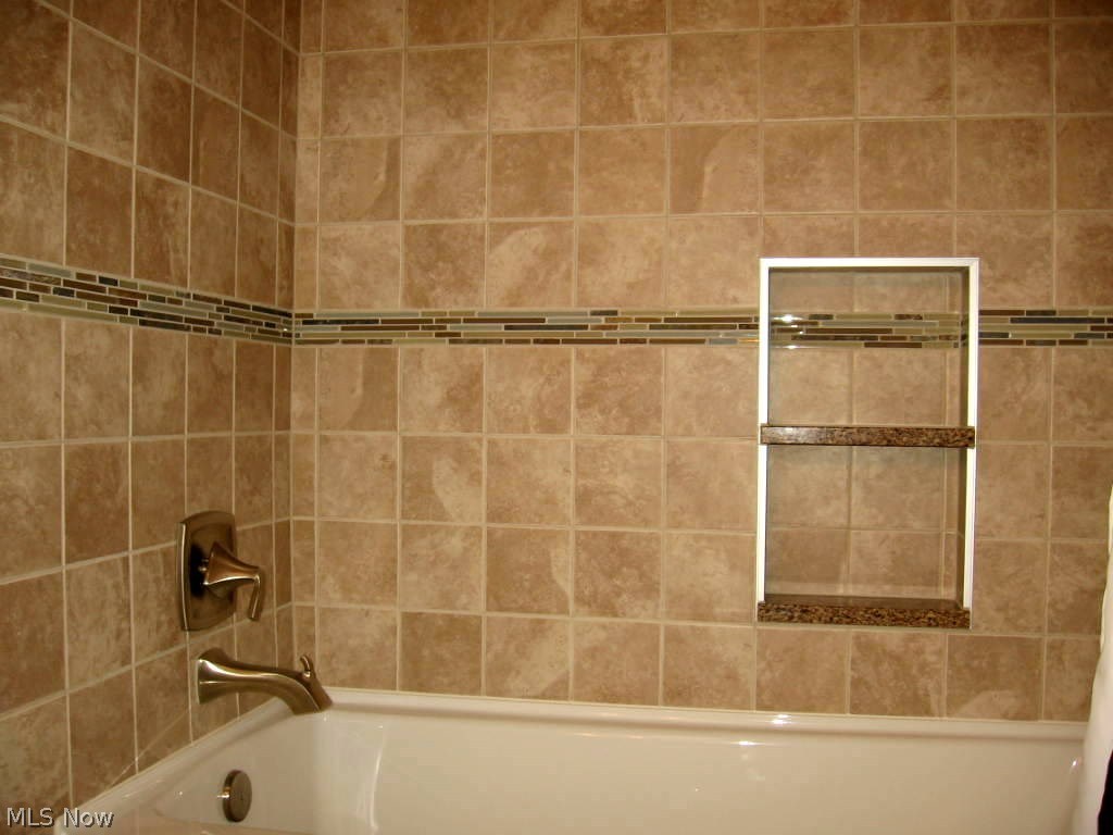 972 Millridge Road Cleveland, OH 44143 - Photo 16 of 22 Main Bath SoakerTub/Ceramic Tile Surround