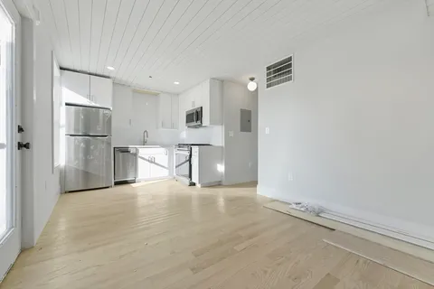 $3,250 | 183 Maverick Street, Unit 3, Boston, MA 02128