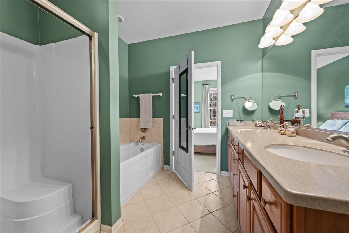 2866 Bond Circle Naperville, IL 60563 - Photo 16 of 28 a spacious bathroom with a sink a mirror and a bathtub