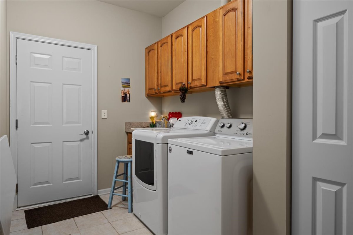 2866 Bond Circle Naperville, IL 60563 - Photo 19 of 28 a utility room with dryer and washer