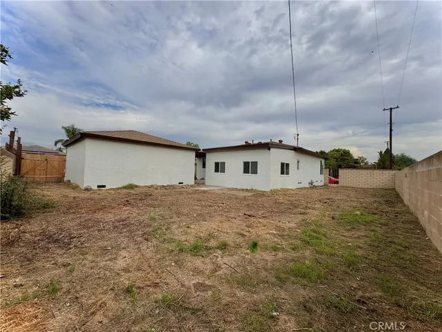a house view with a outdoor space