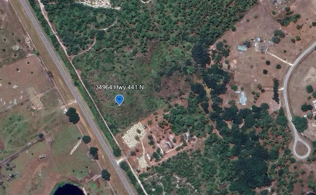 a view of a yard in front of a house