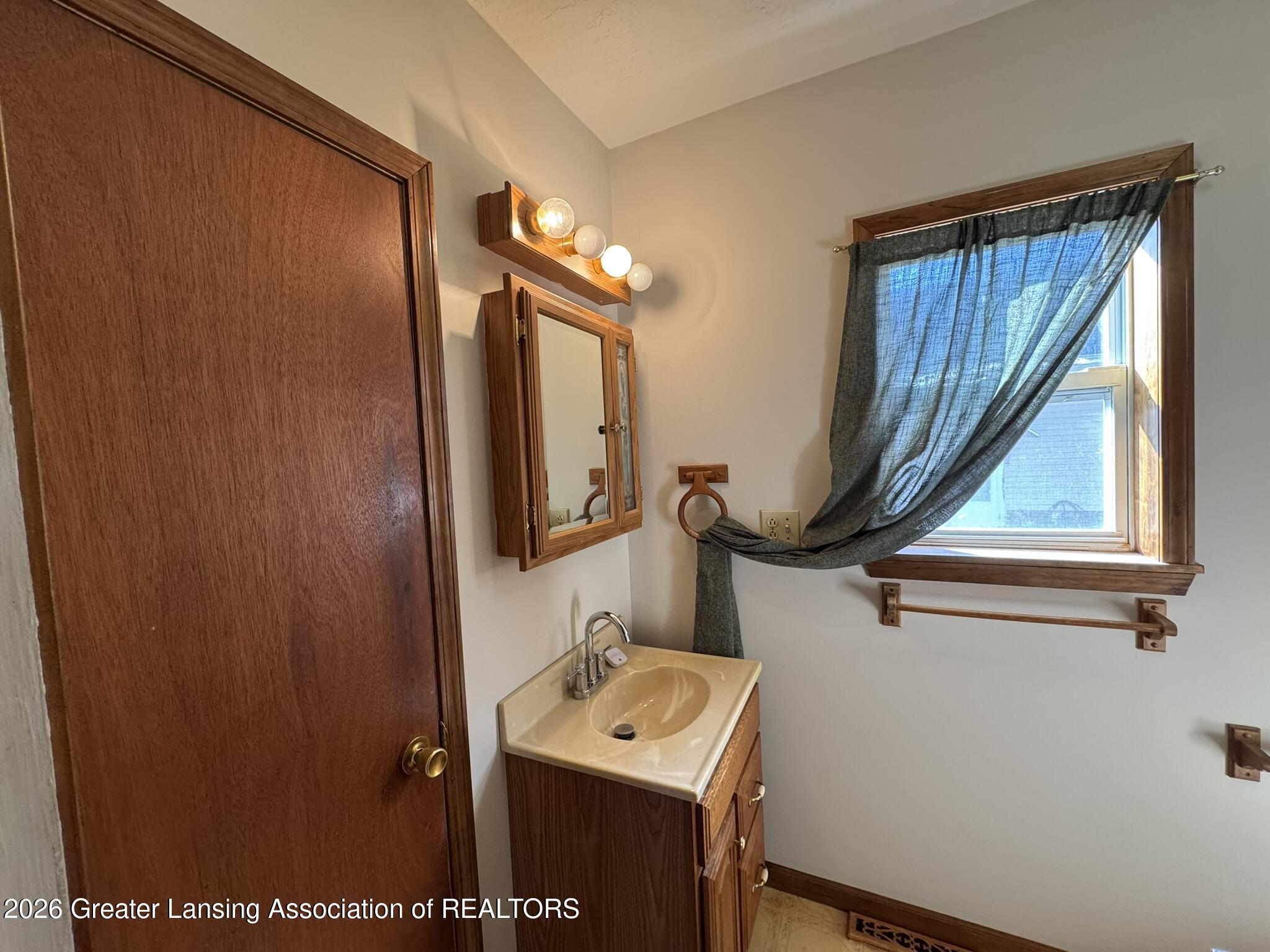 4416 Ballard Road Lansing, MI 48911 - Photo 8 of 19 IMG_7603