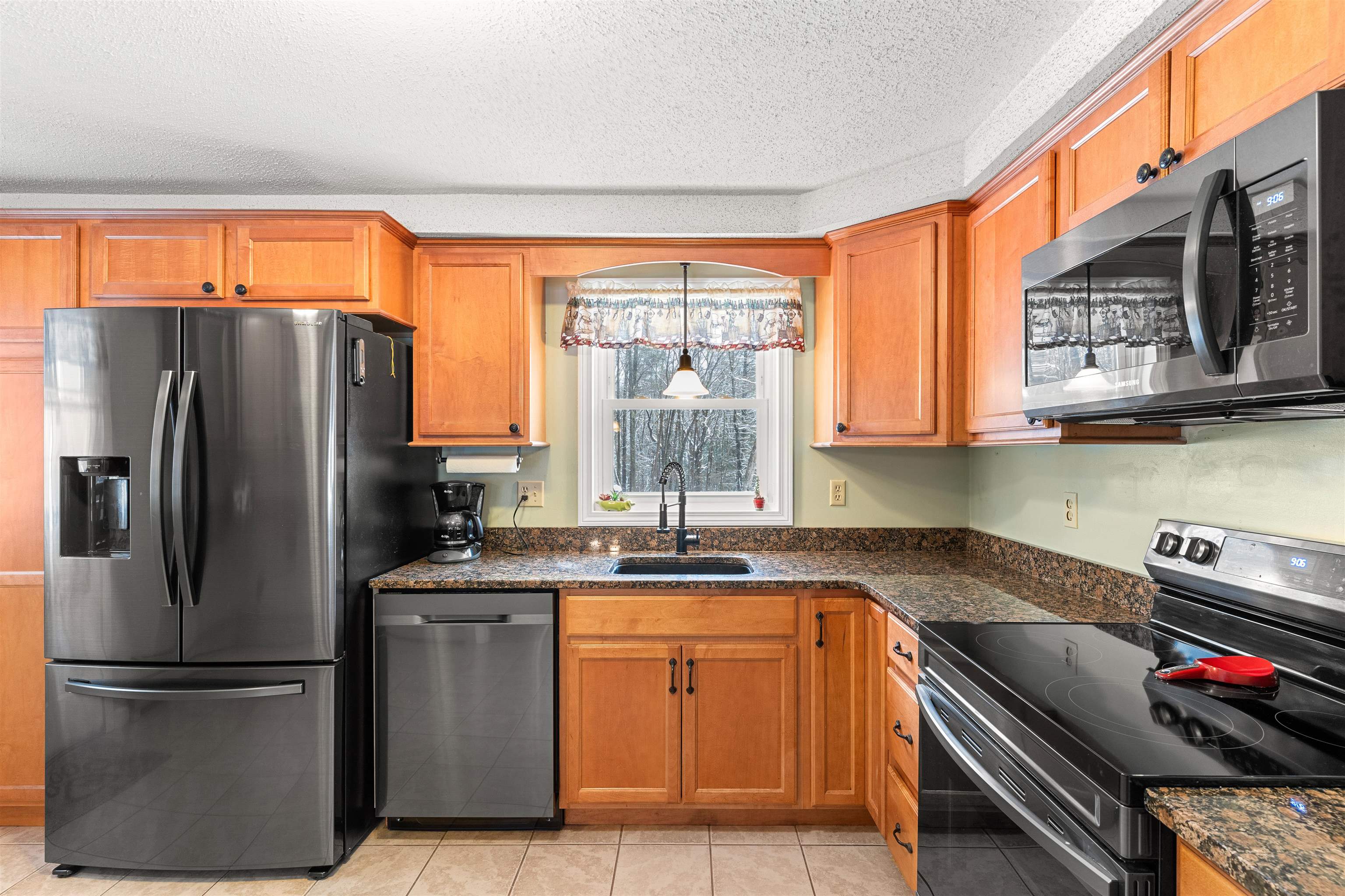 24 Shelly Drive Derry, NH 03038 - Photo 4 of 38