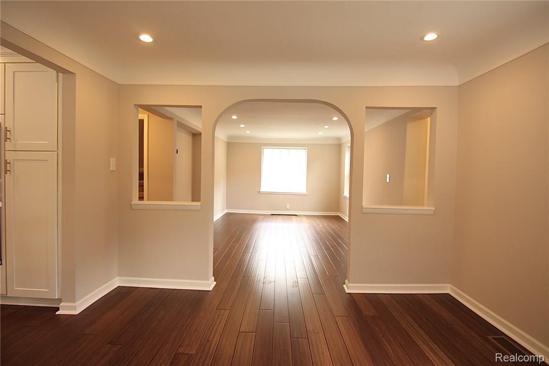 931 West 3rd Street Rochester, MI 48307 - Photo 9 of 62 Great rm. leads to spacious dining rm. with arched entry and recessed lighting.