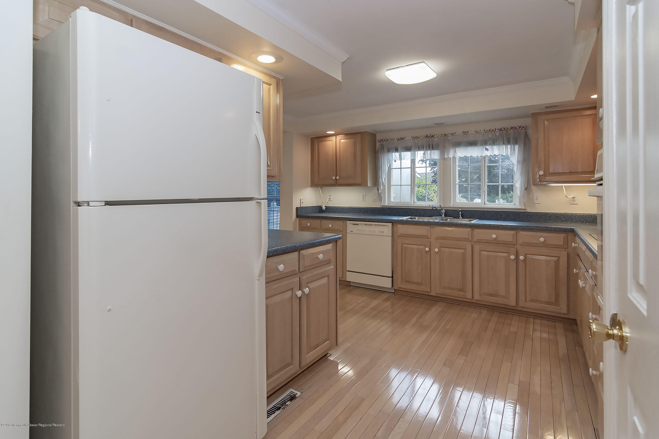 922 Oak Ridge Terrace Whiting, NJ 08759 - Photo 12 of 33 Kitchen5