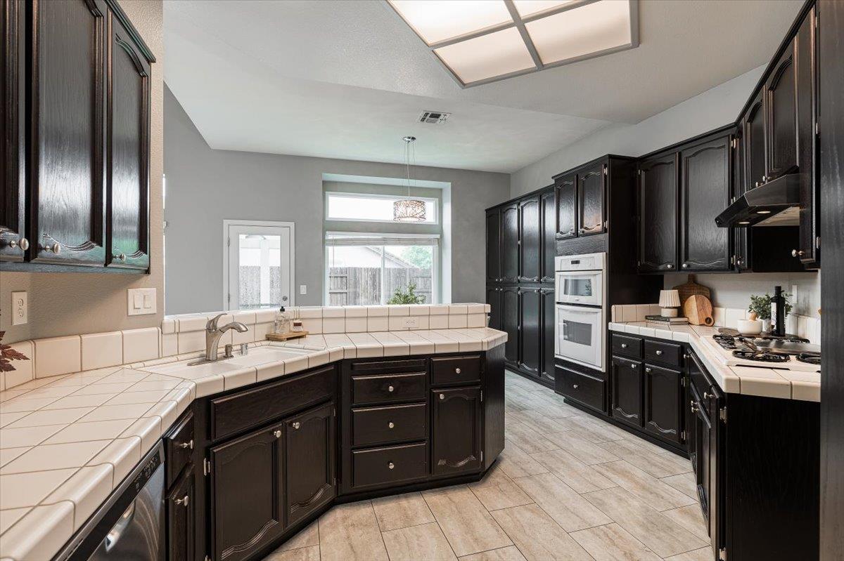 114 Kerwin Way Folsom, CA 95630 - Photo 13 of 29 a kitchen with stainless steel appliances granite countertop a sink stove and refrigerator