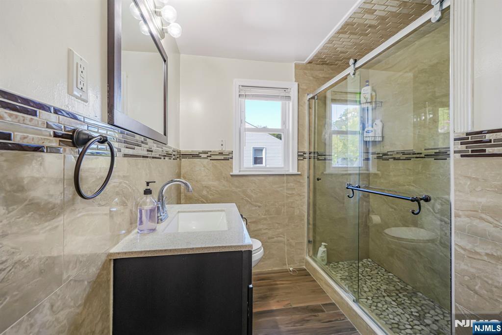 405 Burnet Place Paramus, NJ 07652 - Photo 12 of 28